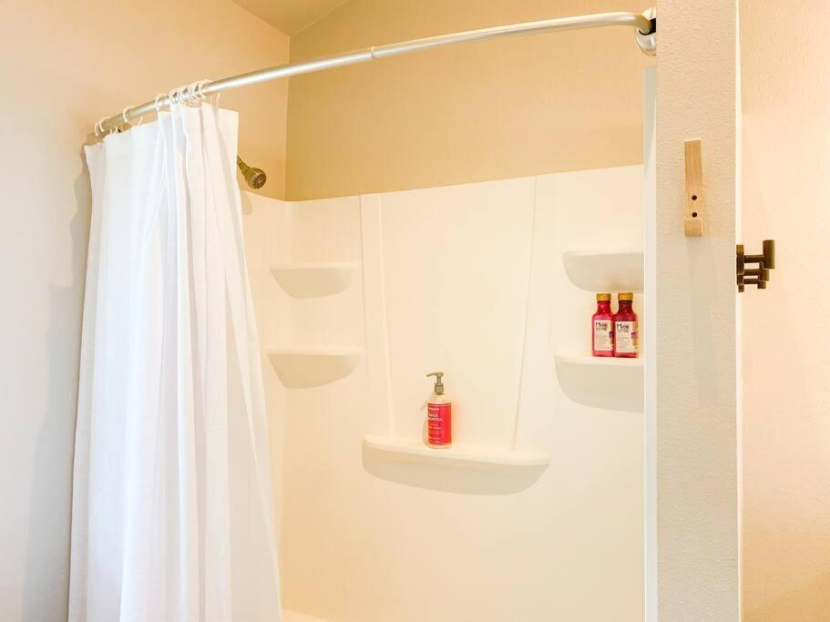Appartamento Hibiscus Hale, Full Kitchen, King Bed, Parking Keaau Esterno foto
